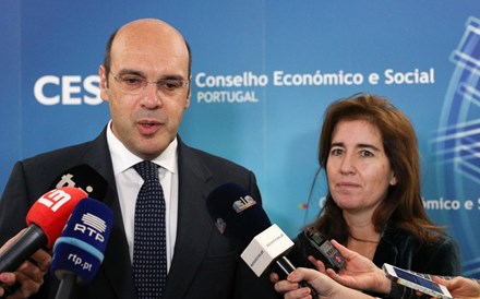 Governo deixa cair ideia de referencial comum para aumentos salariais no privado