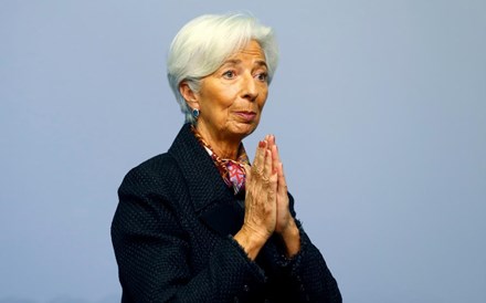 Covid-19 ameaça calendário de Lagarde. Primeiro evento da revisão da estratégia do BCE adiado