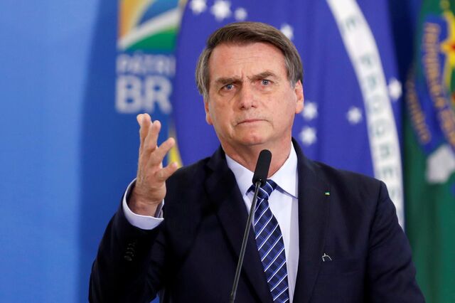 Bolsonaro considera 'lunático' governador de São Paulo por ordenar quarentena