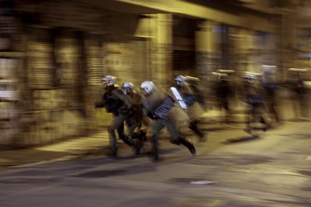 Polícia invade campus da Universidade Politécnica de Hong Kong   