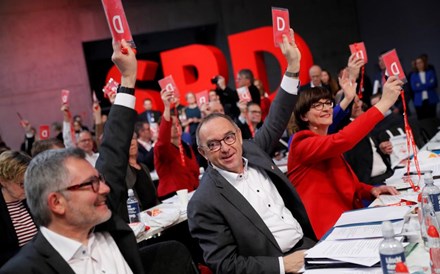 SPD dá nova chance a Merkel e troca exigências por 'melhorias'