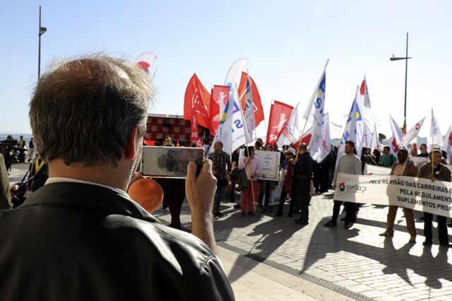 Funcionários públicos podem perder até 284 euros por mês em 2023