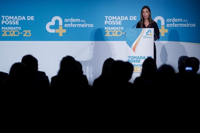 Bastonária dos Enfermeiros toma posse com alerta para SNS 'em fim de linha' 