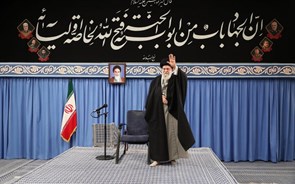 Khamenei diz que Trump 'é um palhaço' e quer atingir Irão pelas costas