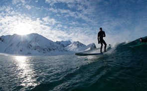 Surfar ondas gigantes e águas gélidas é hot