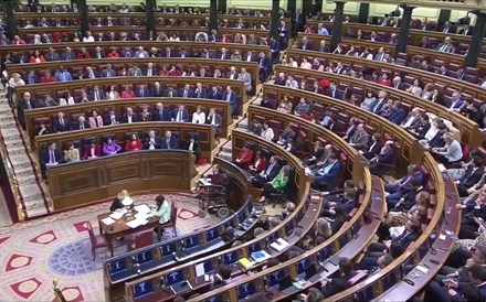 Pedro Sánchez reconduzido PM pelo parlamento espanhol em votação renhida 