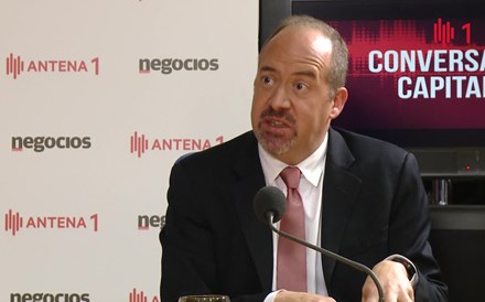 'É preciso tirar a política da Administração Pública,' diz Álvaro Santos Pereira