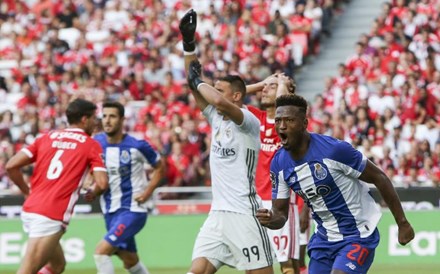 Porto e Benfica repartem o favoritismo para a nova época