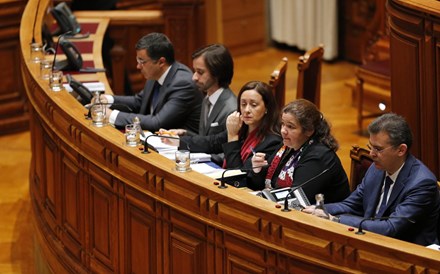  Ministra confirma que há margem para aumentar salários mais baixos do Estado