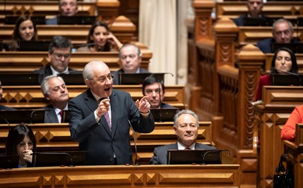 Fantasma do IVA da luz volta a assombrar Centeno 