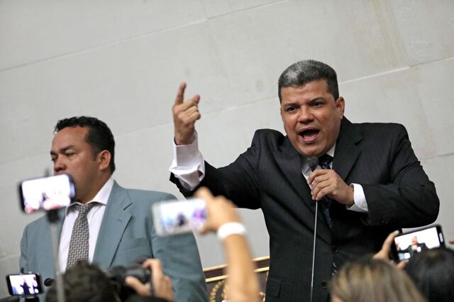 Luis Parra eleito líder da Assembleia Nacional da Venezuela na ausência de Guaidó