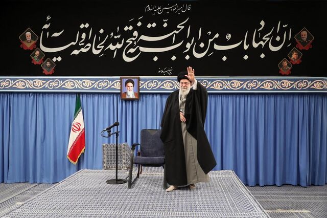 Khamenei diz que Trump 'é um palhaço' e quer atingir Irão pelas costas