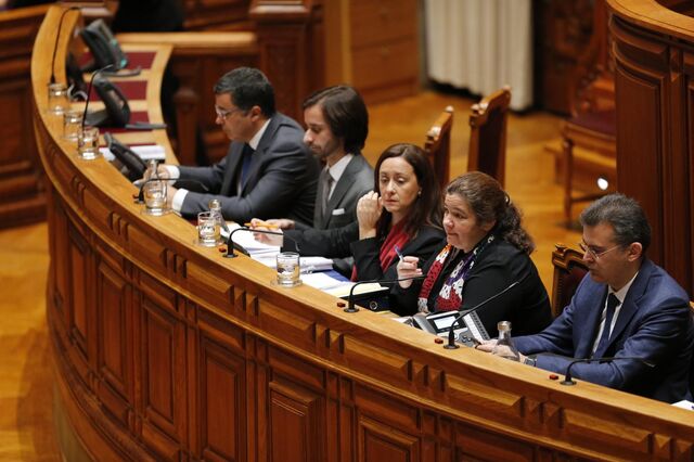  Ministra confirma que há margem para aumentar salários mais baixos do Estado