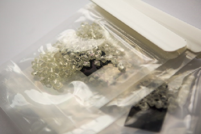 Derrotada pela pandemia, De Beers baixa preços dos diamantes
