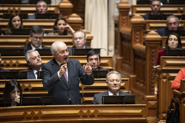Fantasma do IVA da luz volta a assombrar Centeno 
