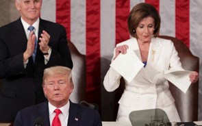 Nancy Pelosi rasga discurso de Donald Trump após Estado da União