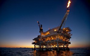 AIE: Procura global por petróleo vai contrair pela primeira vez em mais de uma década 