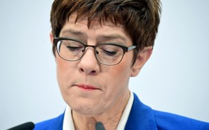 Sucessora de Merkel na liderança da CDU demite-se, mas continua como ministra