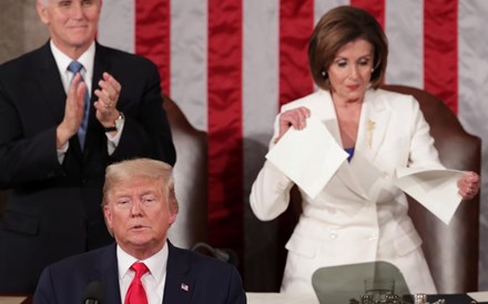 Nancy Pelosi rasga discurso de Donald Trump após Estado da União