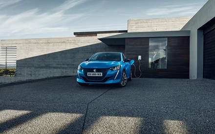 Peugeot atinge encomendas recorde ajudada por versões elétricas