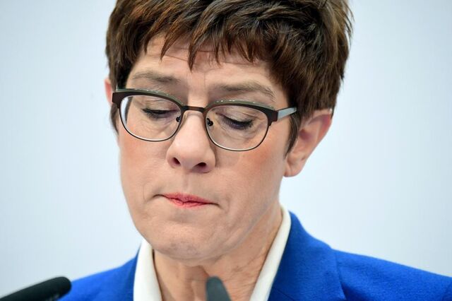 Sucessora de Merkel na liderança da CDU demite-se, mas continua como ministra