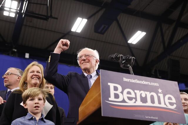 Sanders suspende campanha e abre caminho à nomeação de Biden