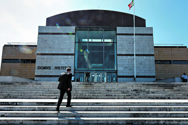 Justiça ajuda privada Cops a pagar salários dos seguranças dos tribunais
