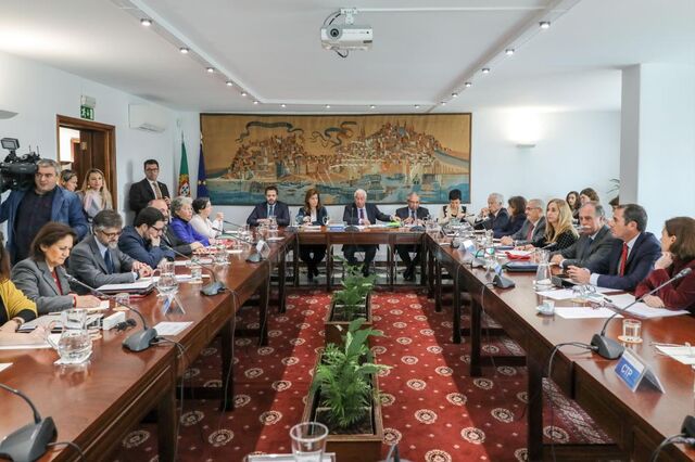 Governo alarga prazos de impostos e cria novo lay-off para empresas afetadas pelo vírus