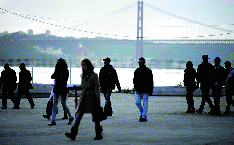pessoas lisboa ponte 25 de abril