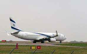 Companhia aérea israelita admite despedir um sexto do pessoal devido a coronavírus