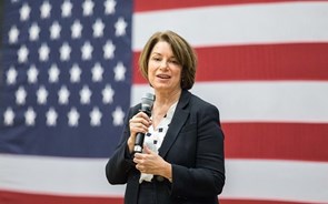 Amy Klobuchar desiste da corrida à presidência dos EUA e vai apoiar Joe Biden