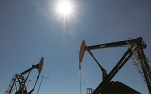 Moscovo não 'fecha porta' a aliança com OPEP para equilibrar mercado