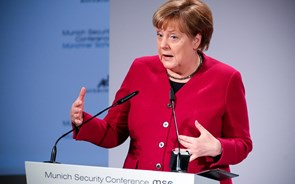 Merkel tenta desbloquear impasse na coligação sobre novos estímulos