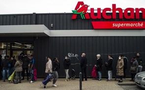 Trabalhadores da Auchan contestam conversão de subsídio em cartão refeição