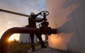 Petróleo em mínimos. WTI abaixo dos 25 dólares pela primeira vez desde 2002