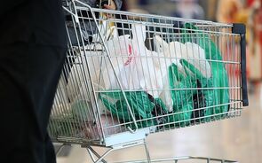 Grandes superfícies de supermercados irão cancelar a venda dos sacos plásticos descartáveis até ao final do ano