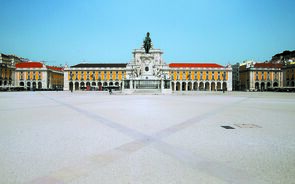lisboa praça do comercio vazia terreiro do paço