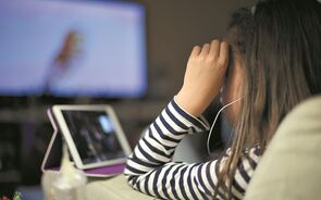 redes internet teletrabalho tablet tv criança