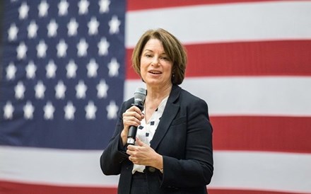 Amy Klobuchar desiste da corrida à presidência dos EUA e vai apoiar Joe Biden