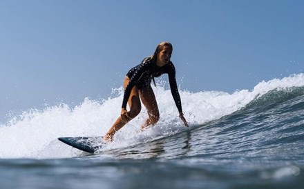 Deeply da Sonae vai oferecer 100 fatos e 500 aulas de surf a mulheres 