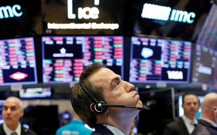 Wall Street recebe voto de confiança de última hora e reduz quedas