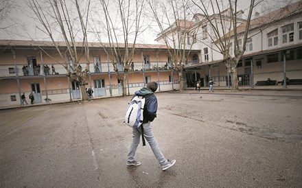 Fecho de escolas por prevenção não é consensual entre países