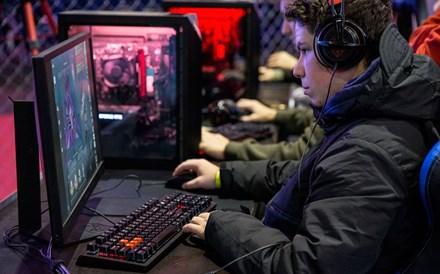 China proíbe adolescentes de jogarem mais de 3 horas. Ações das empresas de jogos caem