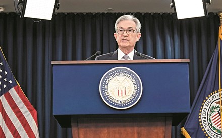 Powell abre a porta a novos estímulos para travar uma 'prolongada recessão' 