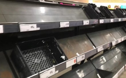 Prateleiras vazias em supermercados britânicos por receio do coronavírus