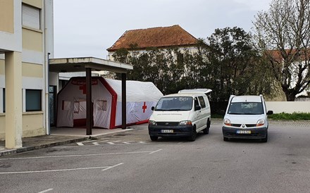 Hospital de Ovar monta tenda no exterior para rastreios à covid-19