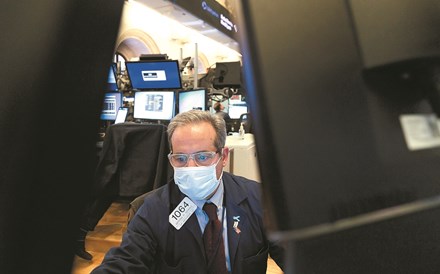 Wall Street reergue-se mas Europa fecha no vermelho. Ouro, euro e petróleo caem 