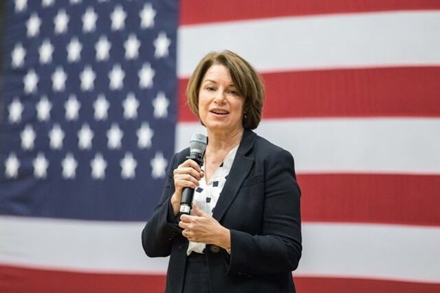 Amy Klobuchar desiste da corrida à presidência dos EUA e vai apoiar Joe Biden
