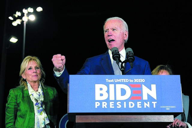 Biden ganha força a dobrar com “superterça” e apoio de Bloomberg