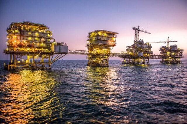 Sauditas escalam guerra com Rússia: Aramco aumenta produção em mais de 25%